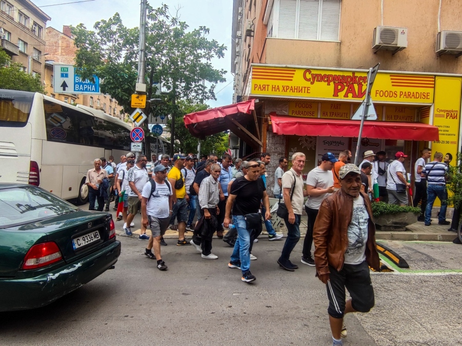 Автобуси с привърженици на ДПС пристигнаха в столицата за протеста срещу кабинета (ВИДЕО)